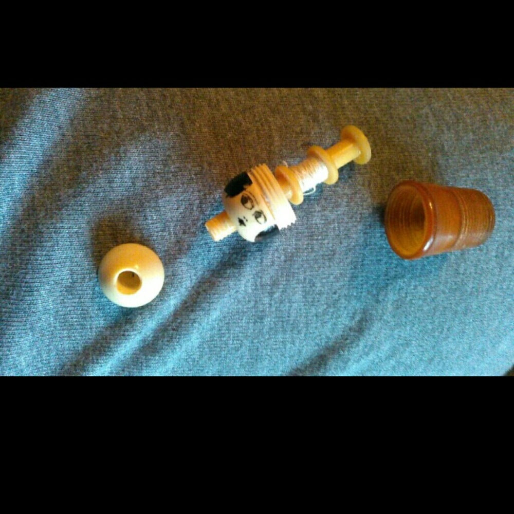 Vintage Bakelite thimble lady sewing kit - Picture 2 of 2